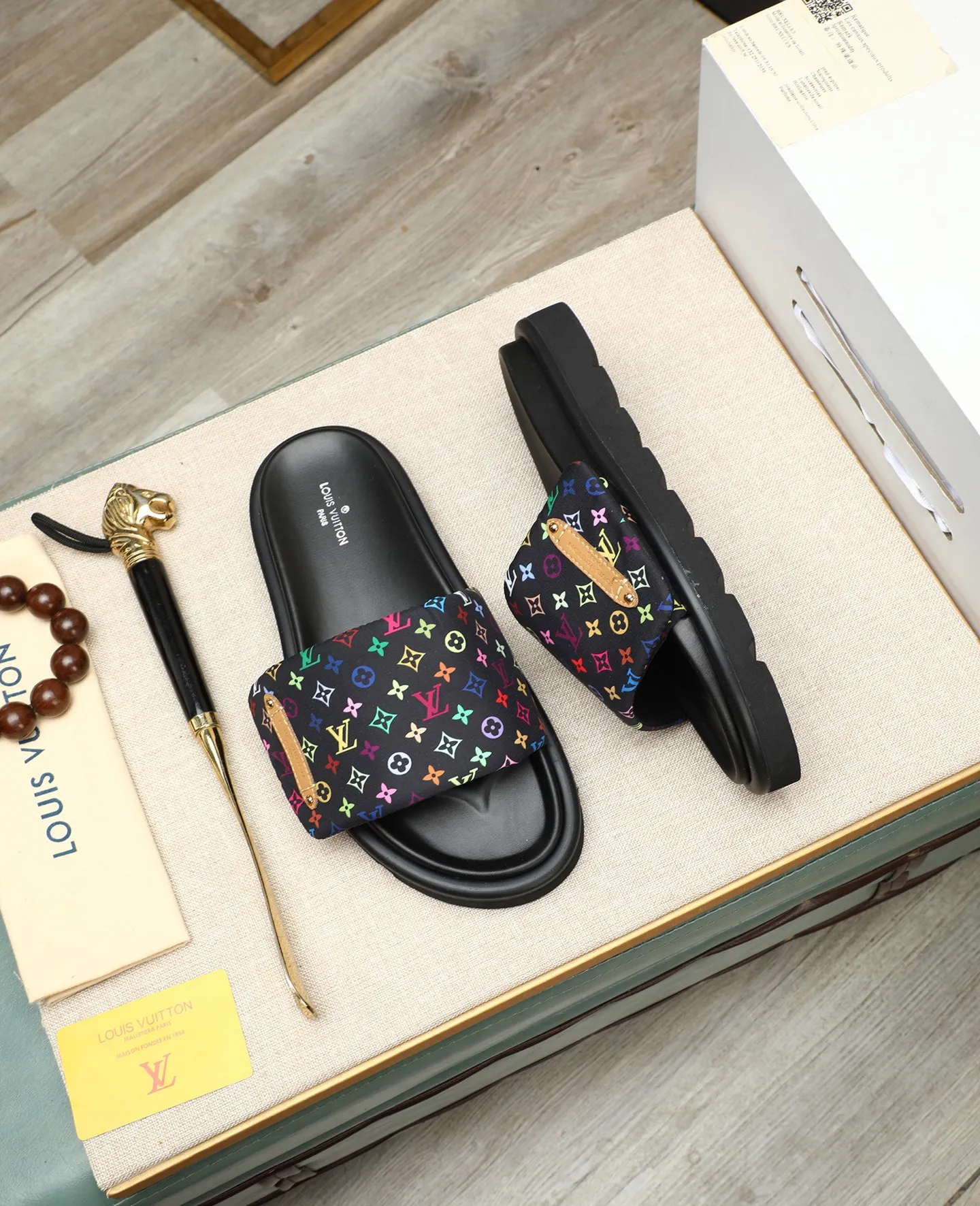 Factory price 360 ​​🐢🐢Men's shoes for couples, with drawer box [LOUIS VUITTON] Louis Vuitton, the latest LV official website printed wallet and men's and women's slippers 🔥🔥🔥 are now on the market. The drawer box is packaged with cloth bags and cards. The upper pattern looks very soft and waxy, and is a super versatile leg slimming tool. Fabric: Imported denim/down silk cotton embossed, LV hardware LOGO, official website pattern printing, lining: water-dyed sheepskin down filling, comfortable to wear, feet: high-elastic PU water platform. Sole: foam sole, heel height: about 5cm. Code number 36-44, (35 45 customized)